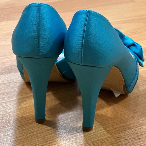 Satin blue shoes - Picture 4 of 4